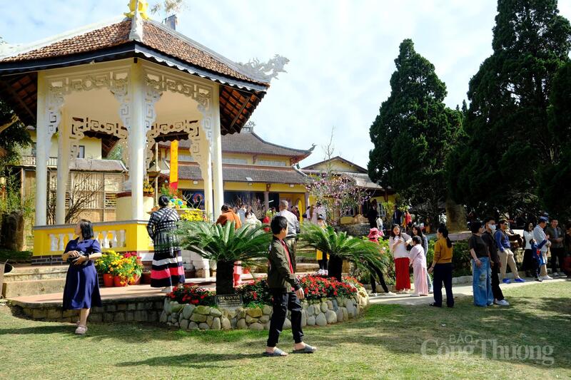 Đông đảo người dân, du khách đi chùa đầu năm. Ảnh: Lê Sơn