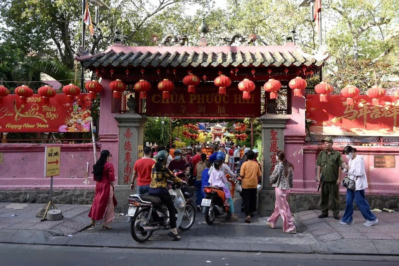 Ngay từ sáng sớm, dòng người và xe nườm nượp đổ về ngôi chùa cổ trên đường Mai Thị Lựu (phường Đa Kao) để bắt đầu chuyến hành hương đầu năm. Ảnh: Hoàng Hướng.