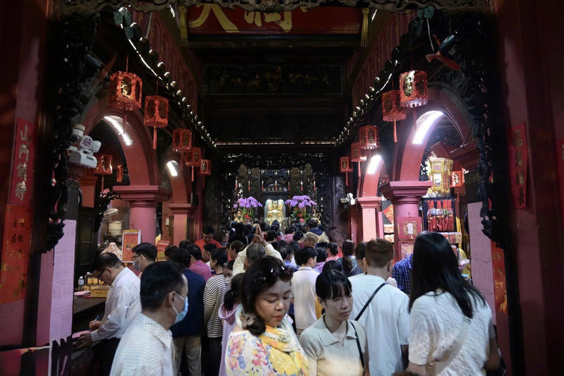 Bên trong chính điện chùa Ngọc Hoàng, dòng người nối đuôi nhau hành lễ trong không gian trang nghiêm. Ảnh: Hoàng Hướng