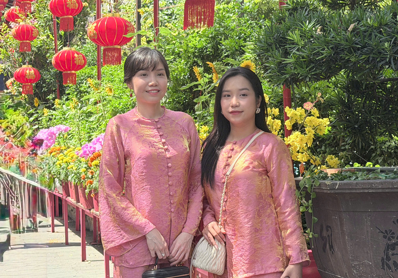 Sân chùa được trang hoàng lộng lẫy với hoa cúc vàng, hướng dương và hàng trăm đèn lồng đỏ, trở thành địa điểm lý tưởng cho những bức hình du xuân. Ảnh: Minh Anh