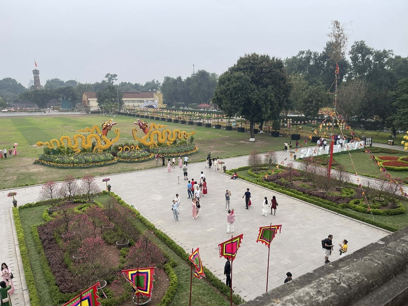 Người dân Thủ đô nô nức du xuân, tham quan Đường hoa Tết Hoàng thành Thăng Long ngày mùng 1 Tết Bính Ngọ 2026. Ảnh: Tường Vy