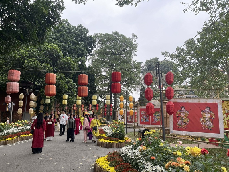 Các gia đình diện áo dài truyền thống lưu giữ khoảnh khắc đầu năm giữa không gian di sản. Ảnh: Tường Vy