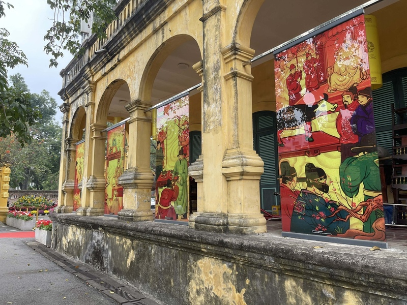 Không gian Đường hoa Tết hài hòa giữa nghệ thuật sắp đặt và giá trị kiến trúc lịch sử. Ảnh: Tường Vy