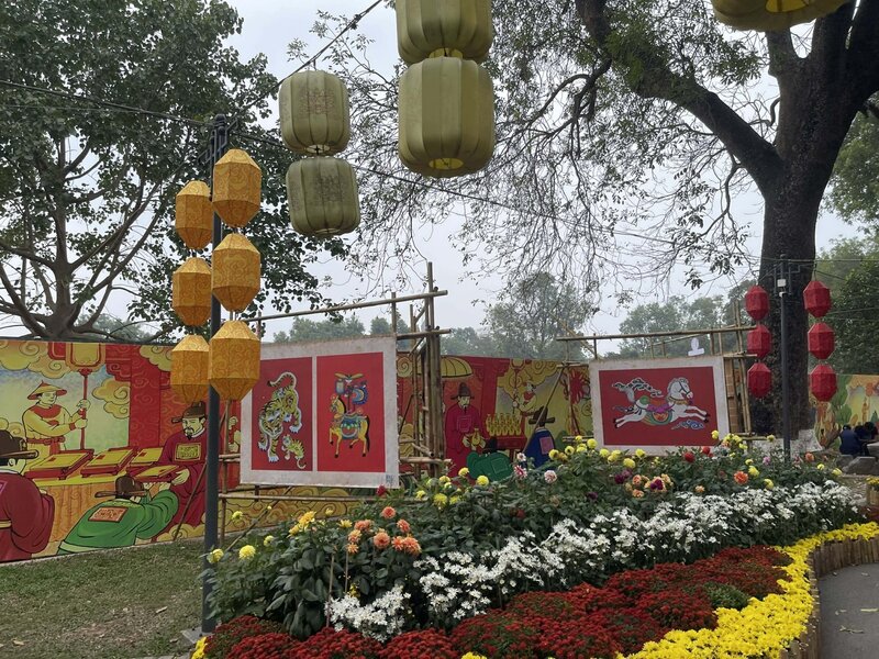 Tiểu cảnh tre, gỗ mộc mạc kết hợp ánh sáng tiết chế cùng hoa xuân khoe sắc tạo nên không gian xuân trầm tĩnh, sâu lắng. Ảnh: Tường Vy