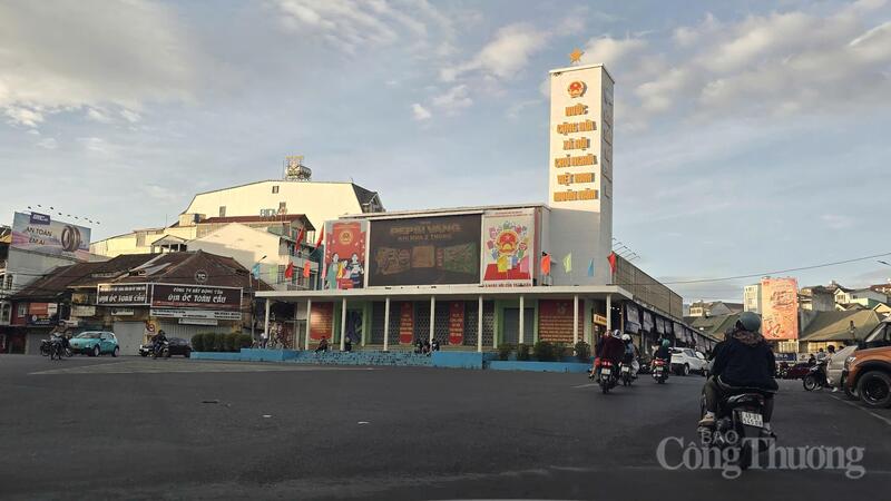 Khu Hoà Bình trái tim của Đà Lạt cũng vắng bóng phương tiện qua lại. Ảnh: Lê Sơn