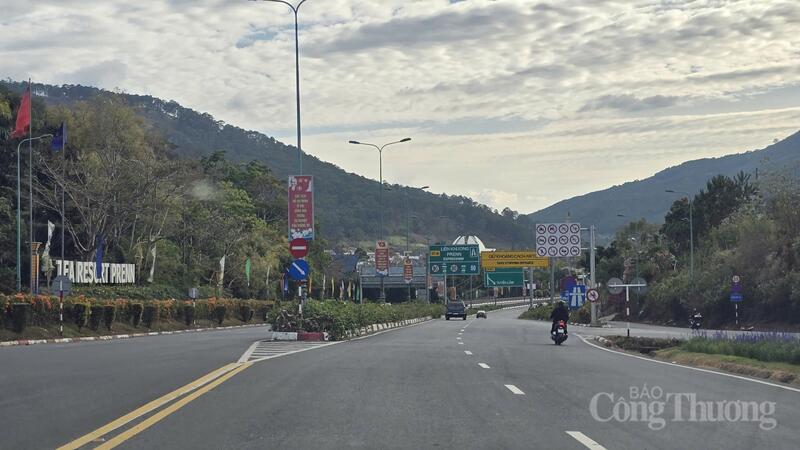 Lúc 16h, ngày mùng 1 Tết, cao Tốc Prenn - Liên Khương chỉ lác đác vài phương tiện qua lại. Ảnh: Lê Sơn