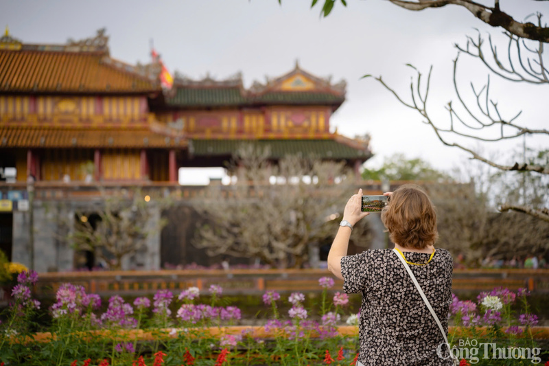Du khách chụp ảnh lầu Ngũ Phụng trong ngày Tết.