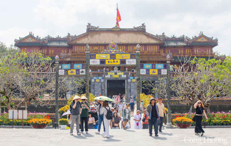 Thời tiết thuận lợi, nắng nhẹ, gió mát những ngày đầu xuân mới đã thu hút rất đông du khách đến với Đại nội Huế.