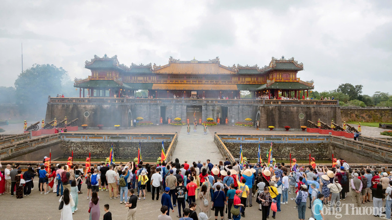 Du khách thích thú với các lễ nghi cung đình xưa.