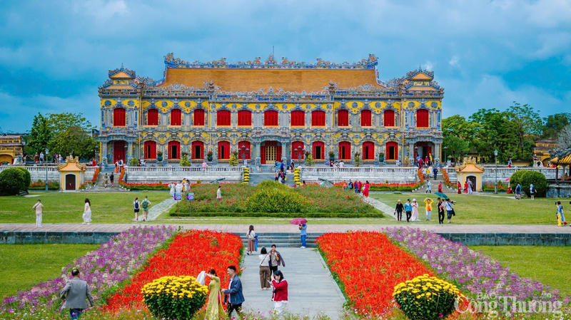 Nhiều du khách nhận xét, trang hoàng Tết năm nay ở Huế rất đẹp.