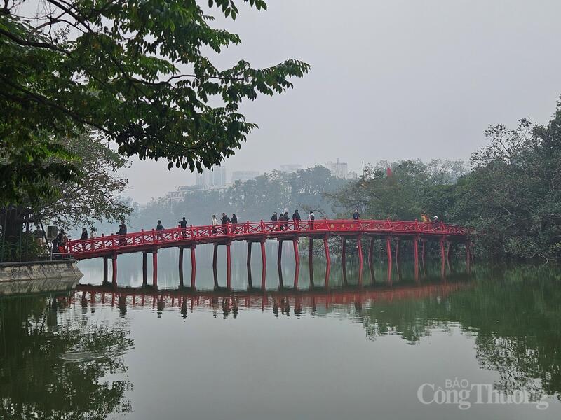 Người dân đến du xuân từ sáng sớm tại khu vực cầu Thê Húc và đền Ngọc Sơn tạo nên bức tranh xuân rộn ràng.
