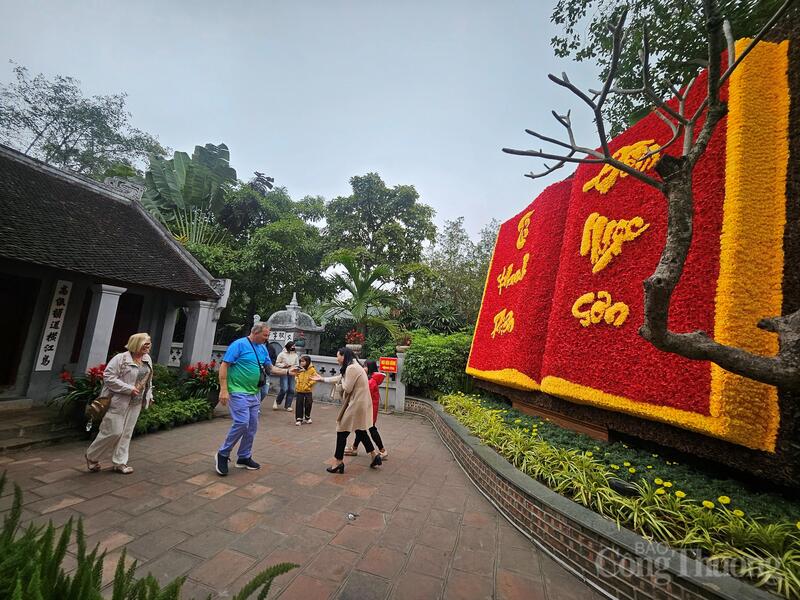 Hà Nội mùng 2 Tết: Phố phường rộn ràng, dòng người du xuân tấp nập - 3