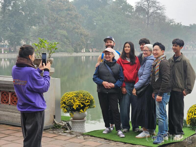 Du khách quốc tế thích thú ghi lại khoảnh khắc đầu năm giữa không gian linh thiêng, cổ kính.