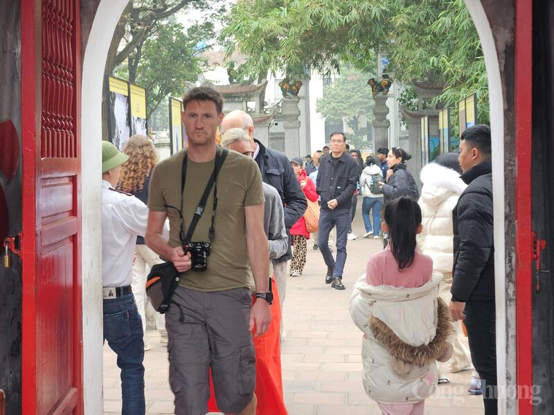 Đông đúc du khách và người dân đến tham quan tại đền Ngọc Sơn đầu năm mới.