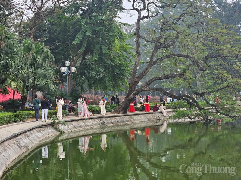 Khu vực hồ Hoàn Kiếm, dòng người du xuân tấp nập.