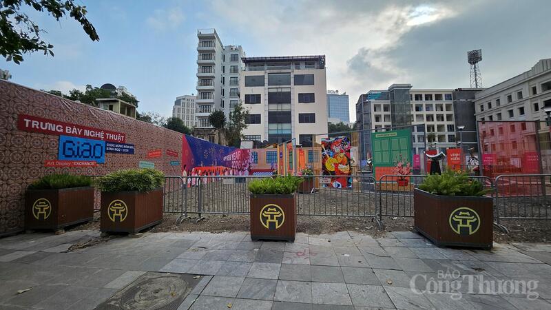 Không gian trưng bày nghệ thuật mới, với các tác phẩm điêu khắc và pano thiết kế do sinh viên Khoa Thiết kế mỹ thuật, Trường Đại học Kiến trúc Hà Nội thực hiện phía Đông hồ Gươm.