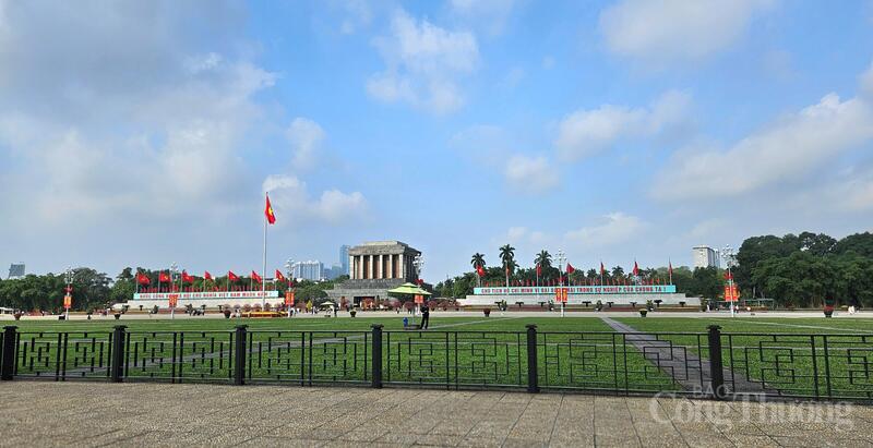 Khu vực lăng Bác rạng rỡ ngày mùng 2 tết Bính Ngọ 2026.