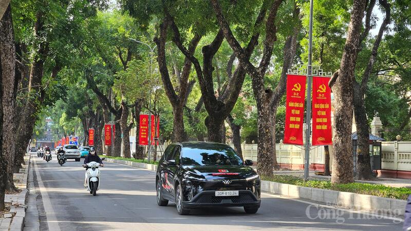 Trên tuyến phố Hoàng Diệu bình yên, trật tư với hàng cây thẳng tắp phủ bóng xuống dòng xe tấp nập đi du xuân.