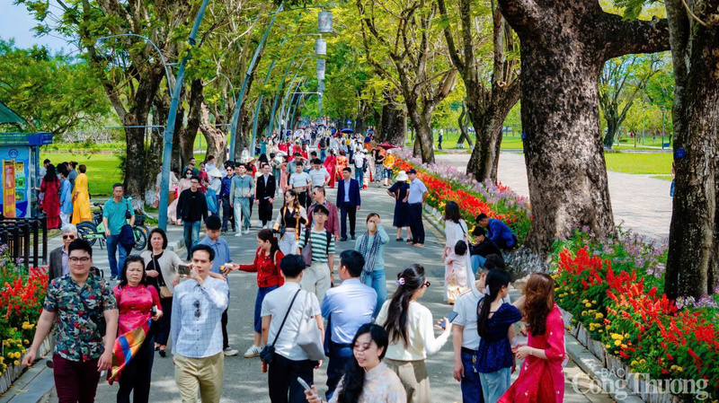 Hai ngày đầu năm mới, rất đông du khách thập phương tham quan Đại Nội Huế.