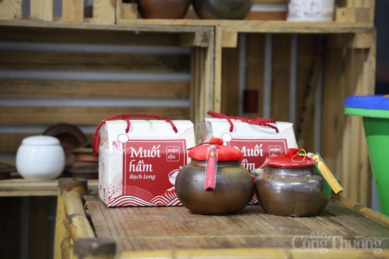 Sản phẩm muối hầm Bạch Long của HTX Thanh niên Bách Cốc được nung ở nhiệt độ 750 - 800°C trong nhiều giờ, góp phần nâng cao giá trị hạt muối biển địa phương.