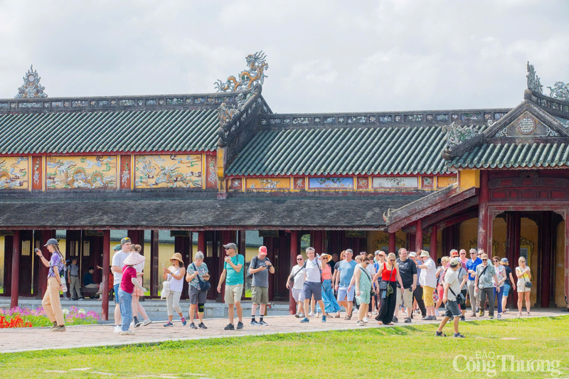 Sáng mùng 2 Tết, rất đông du khách nước ngoài đến với Cố đô Huế.