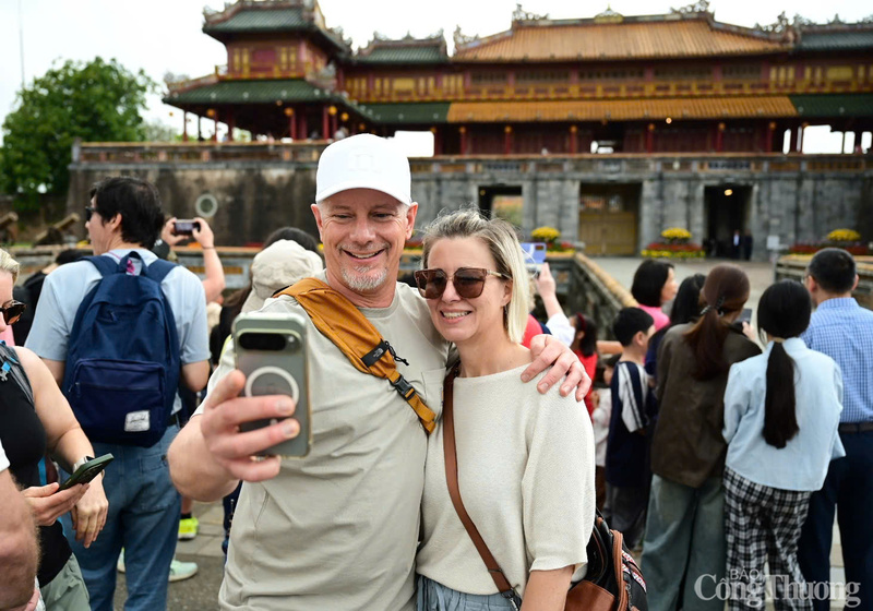 Khách nước ngoài ghi lại khoảnh khắc năm mới trước lầu Ngũ Phụng, Đại nội Huế.