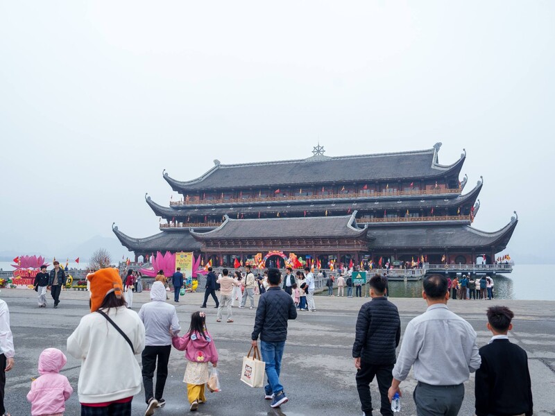 Chùa Tam Chúc đón nhiều du khách tới du xuân vào sáng ngày mùng 2 Tết (tức ngày 18/2). Ảnh: Tam Chuc Complex.