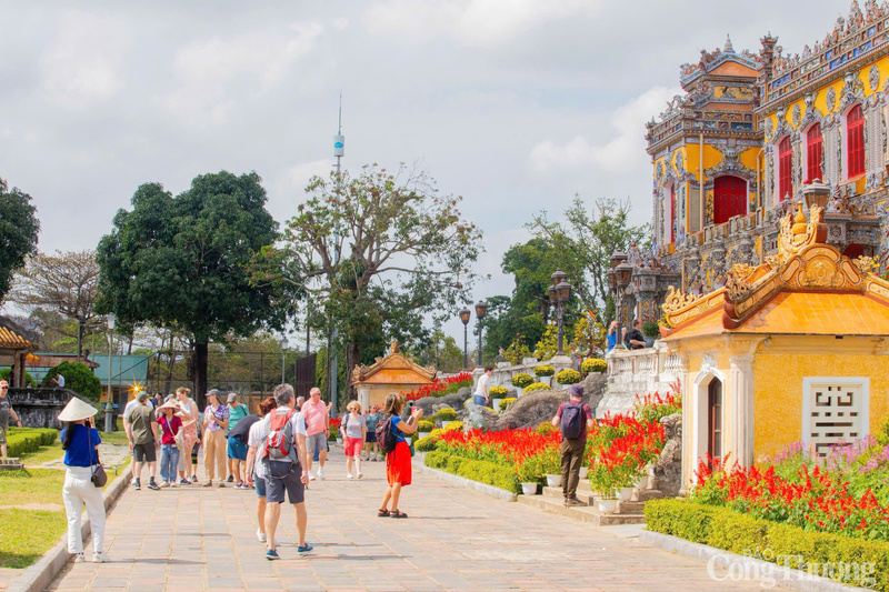 Du khách nước ngoài tìm hiểu về kiến trúc nguy nga, lộng lẫy của điện Kiến Trung.