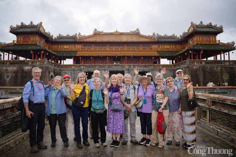 Đoàn du khách nước ngoài đến với Cố đô Huế trong ngày mùng 2 Tết.