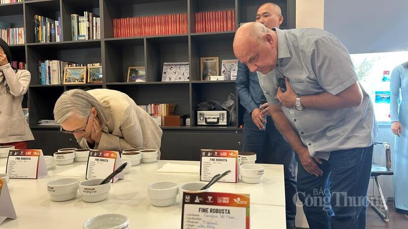 Chuyên gia nước ngoài thưởng thức hương vị cà phê Robusta đặc sản