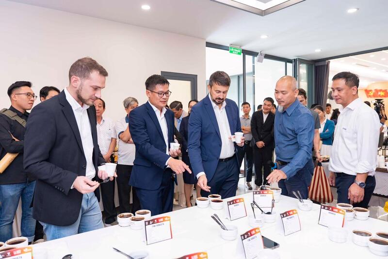Ông Lê Đức Huy (thứ 2 từ trái qua phải) và ông Lê Trung Hưng (thứ 2 từ phải qua trái) tại một sự kiện cà phê đặc sản