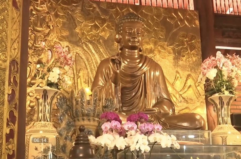 Không gian linh thiêng hòa cùng sắc xuân tạo nên cảm giác ấm áp, gắn kết giữa truyền thống và đời sống đương đại.