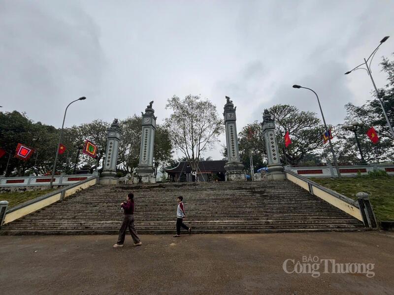 Đền Làng Vạc uy nghi, trầm mặc. Ảnh: Bảo Thoa