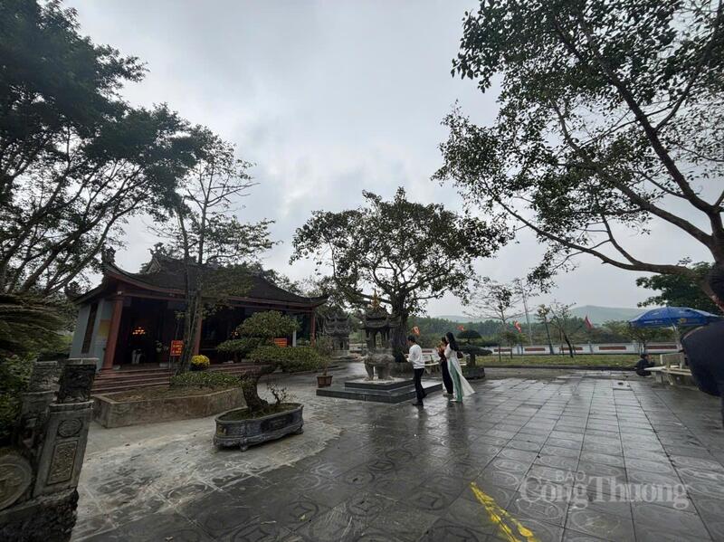 Khung cảnh yên bình của đền Làng Vạc đầu năm. Ảnh: Bảo Thoa