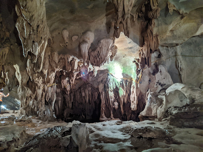 Ngũ Động Sơn là quần thể gồm 5 hang động tự nhiên nằm trong lòng dãy núi đá vôi, phân bố liên hoàn theo trục từ thấp lên cao. Ảnh: Ivivu.