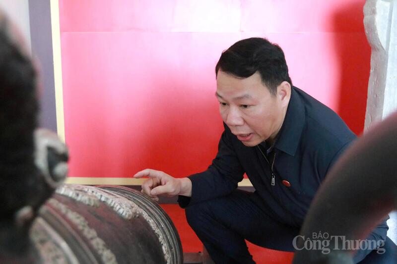 Các họa tiết trang trí trên thân súng dày đặc, được nạm bạc với các đề tài truyền thống như cúc dây, rồng chầu mặt nguyệt, đầu rồng, mây, chẩm tròn, đường đồng tâm.