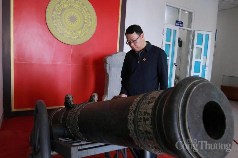 Ông Trần Phi Công, Phó Giám đốc Bảo tàng Hà Tĩnh cho biết, ba khẩu thần công được vua Minh Mạng cho đúc và ban tên vào mùa xuân năm Tân Tỵ (1821) tại Kinh đô Huế.