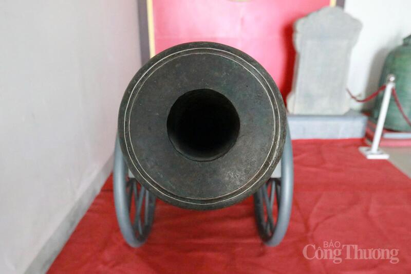 Phần đốc súng gồm có khóa nòng, cổ và núm súng. Phần khóa nòng được tạo đường gờ hình tròn đồng tâm.