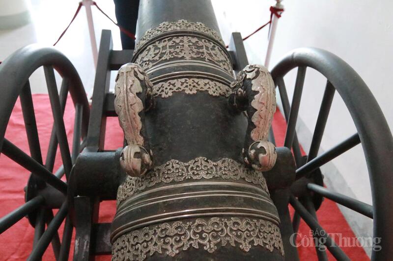 Giữa thân súng có hai quai chạm khắc hình rồng và hai tai tròn làm giá đỡ, một bên tai có hàng chữ Hán nói về trọng lượng và kích thước súng.