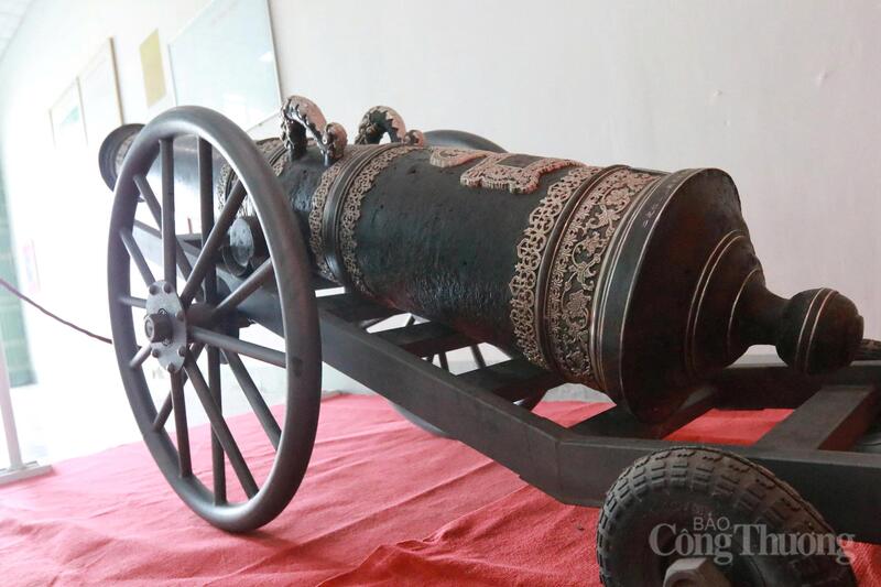 Cả 3 khẩu súng đều dài 243cm, đường kính nòng 23cm, đường kính đáy 45cm; trọng lượng mỗi khẩu nặng hơn 1,2 tấn.