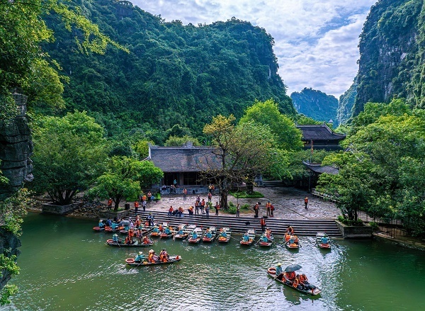 Quần thể danh thắng Tràng An - Di sản Văn hóa và Thiên nhiên Thế giới, nổi bật với hệ thống núi đá vôi, hang động xuyên thủy và thung nước tự nhiên độc đáo. Ảnh: Trung tâm Xúc tiến Du lịch tỉnh Ninh Bình.