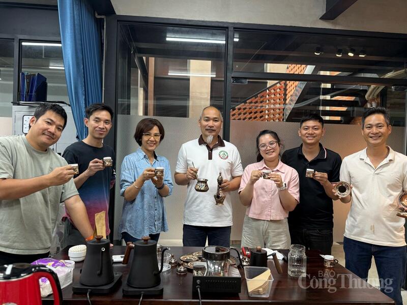 Ông Lê Trung Hưng trong lớp khám phá về nghệ thuật rang cà phê