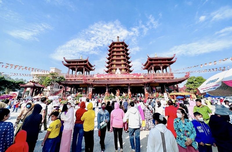 Người dân Vĩnh Long đi chùa đầu năm tìm về chốn linh thiêng.