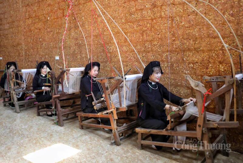 Nghề dệt thổ cẩm thủ công là một trong những nét văn hóa của người dân địa phương.