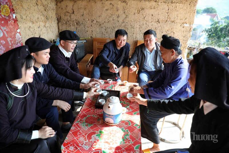 Người dân sinh sống trong khu nhà cổ ở bản Bắc Hoa vẫn duy trì trang phục truyền thống, sẵn sàng đón khách, giao lưu và giới thiệu phong tục bản địa.