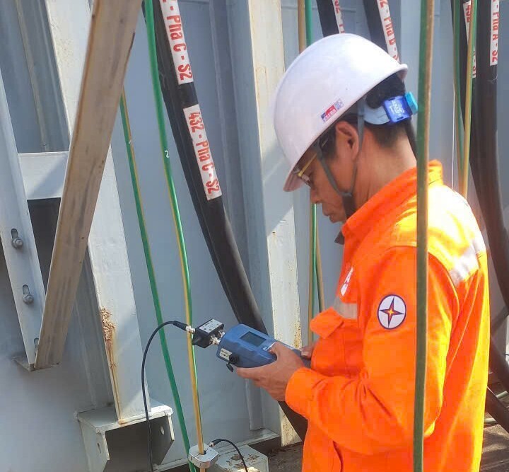 Những người thợ áo cam lặng lẽ làm việc của mình với tinh thần, trách nhiệm cao và phấn khởi, tin tưởng vào năm mới hoàn thành xuất sắc các nhiệm vụ đề ra.