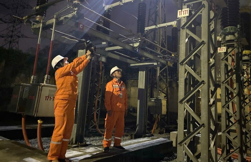 Nhân viên các đội thuộc Công ty Điện lực Nghệ An kiểm tra lưới điện trong đêm Giao thừa, đảm bảo hệ thống lưới điện vận hành an toàn, ổn định.