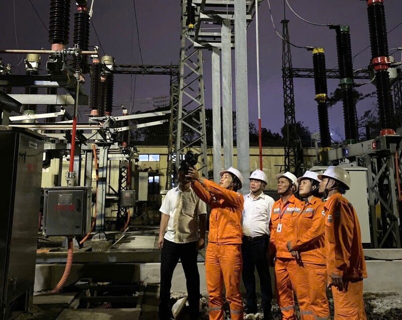 Lãnh đạo Công ty Điện lực Nghệ An, lãnh đạo các đội trực thuộc cũng đã xuống hiện trường làm việc kiểm tra, động viên người lao động làm việc trong Tết.