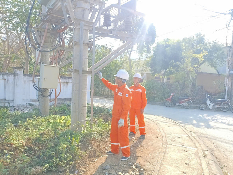 Kiểm tra lưới điện trên các tuyến đường, phường, xã, hòa chung niềm vui đón Tết cùng nhân dân.