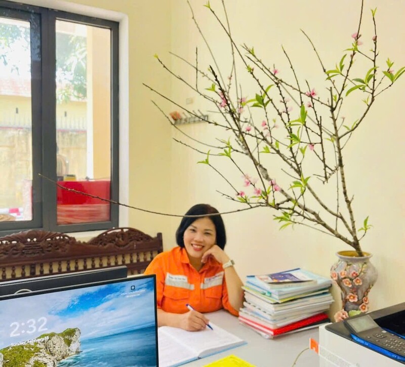 Niềm vui của người lao động trực Tết ở các đội điện lực.